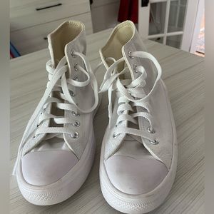 EUC Chuck Taylor Converse All Star high tops size 8 women!